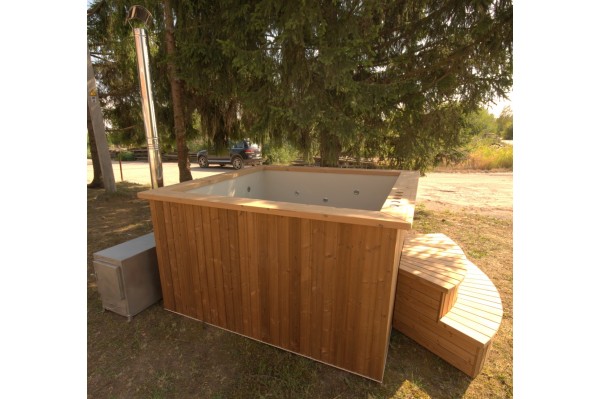 Deluxe hot tub, 180x180 cm, square shape with thermowood trim Deluxe hot tub, 180x180 cm, square shape with thermowood trim