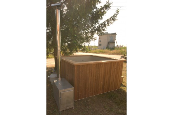 Deluxe hot tub, 180x180 cm, square shape with thermowood trim Deluxe hot tub, 180x180 cm, square shape with thermowood trim