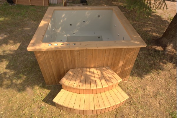 Deluxe hot tub, 180x180 cm, square shape with thermowood trim Deluxe hot tub, 180x180 cm, square shape with thermowood trim