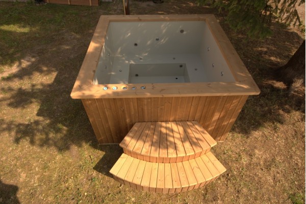 Deluxe hot tub, 180x180 cm, square shape with thermowood trim Deluxe hot tub, 180x180 cm, square shape with thermowood trim