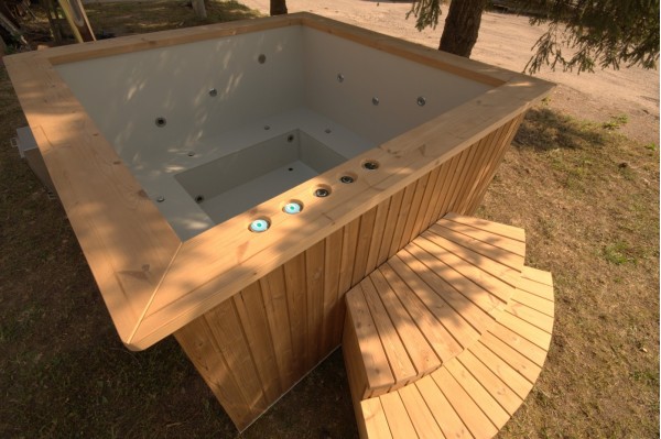 Deluxe hot tub, 180x180 cm, square shape with thermowood trim Deluxe hot tub, 180x180 cm, square shape with thermowood trim