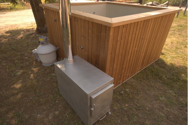 Deluxe hot tub, 180x180 cm, square shape with thermowood trim Deluxe hot tub, 180x180 cm, square shape with thermowood trim
