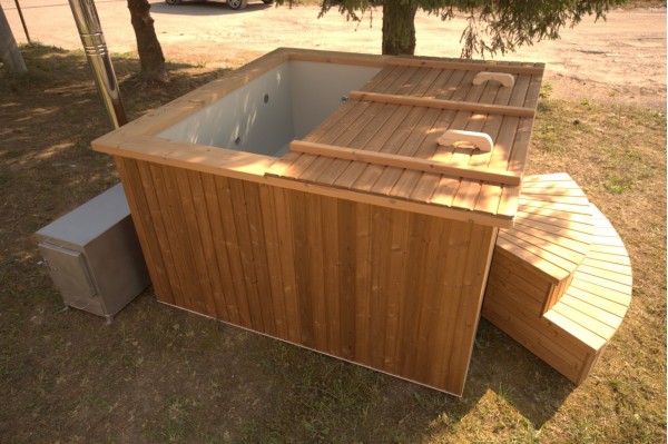 Deluxe hot tub, 180x180 cm, square shape with thermowood trim Deluxe hot tub, 180x180 cm, square shape with thermowood trim
