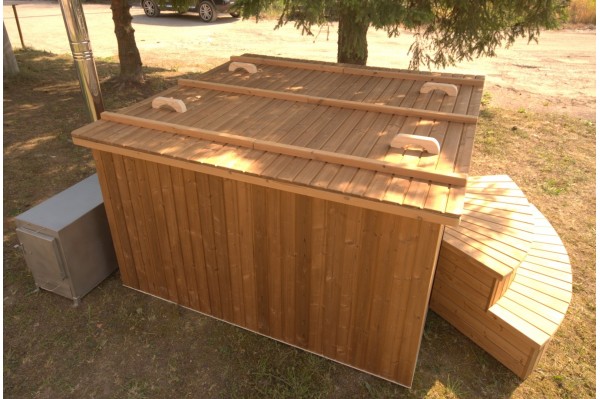 Deluxe hot tub, 180x180 cm, square shape with thermowood trim Deluxe hot tub, 180x180 cm, square shape with thermowood trim