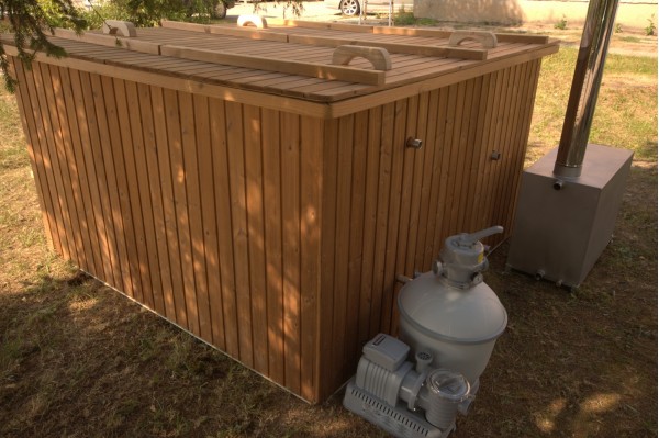 Deluxe hot tub, 180x180 cm, square shape with thermowood trim Deluxe hot tub, 180x180 cm, square shape with thermowood trim