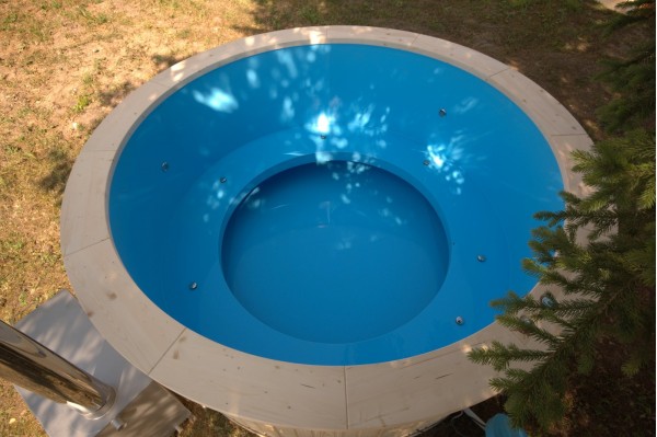 220 cm Plastikinis kubilas su egline medienos apdaila 220 cm Plastikinis kubilas su egline medienos apdaila