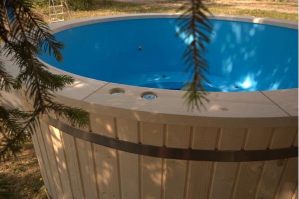 220 cm Plastikinis kubilas su egline medienos apdaila 220 cm Plastikinis kubilas su egline medienos apdaila