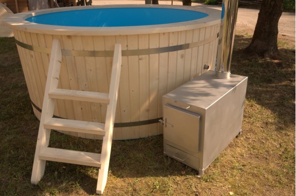 220 cm Plastikinis kubilas su egline medienos apdaila 220 cm Plastikinis kubilas su egline medienos apdaila