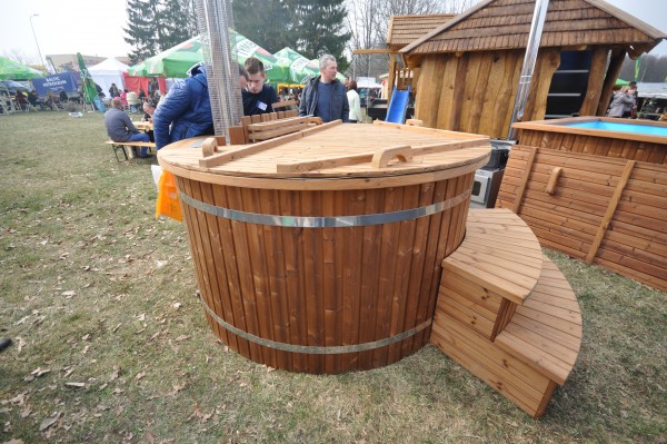 Hot tub with plastic liner and internal stove 180cm Hot tub with plastic liner and internal stove 180cm