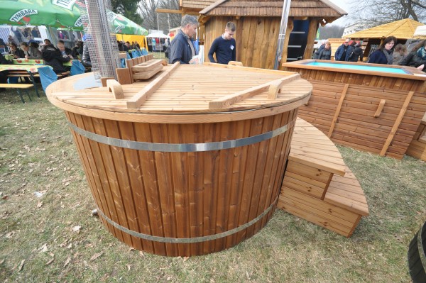 Hot tub with plastic liner and internal stove 180cm Hot tub with plastic liner and internal stove 180cm