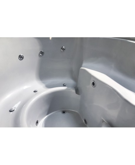 Royal fiberglass hot tub Royal fiberglass hot tub